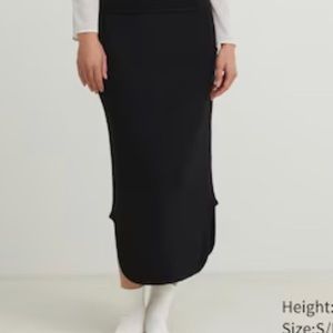 Uniqlo 3D knit skirt